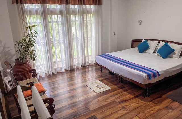 Kandy Bloomstay is a warm, hillside retreat just 10 min walk from Kandy city.