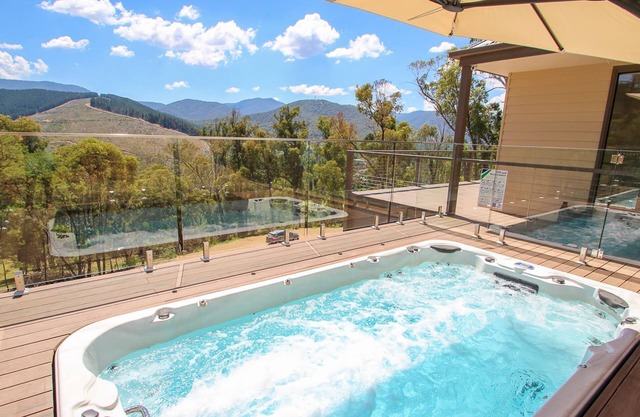 KANGAROO LODGE: Bright