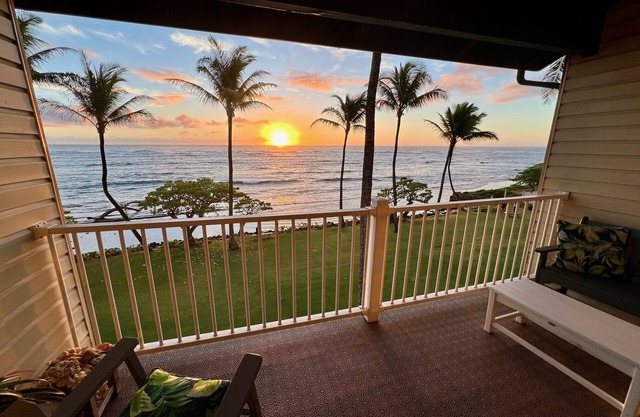Kapaa Shore Resort A307, Oceanfront, Walk to Shops, Restaurants, Beaches