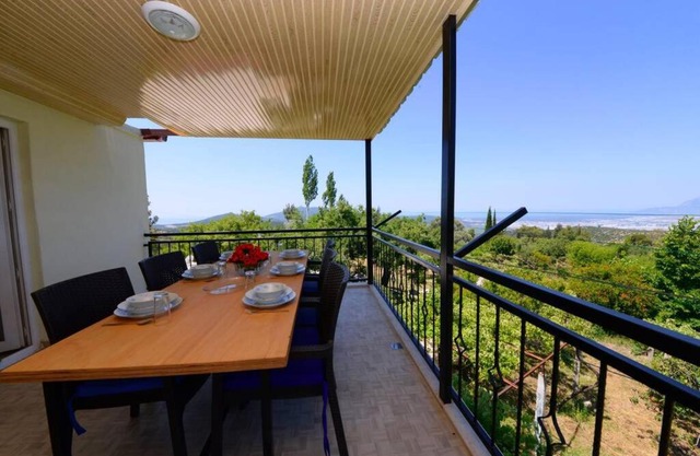 Kaş Üzümlü'de ki Manzaralı Reyhan Apart