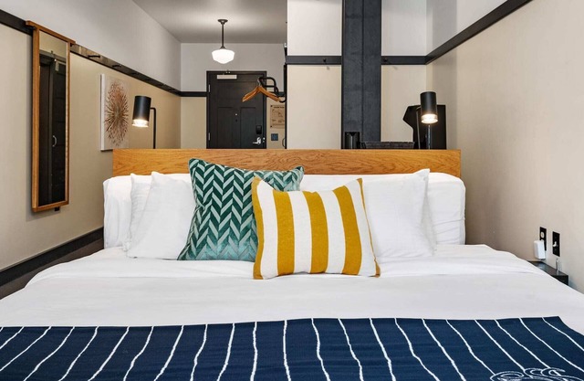 Kasa | Classic Studio, Quick Drive to Carnegie Mellon | The Maverick