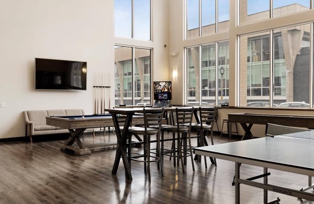 Kasa Family Friendly Westown 2BD Amenity Access Milwaukee