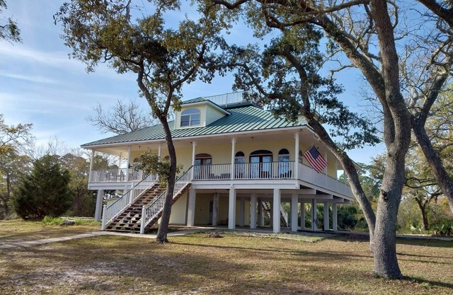 Kathys House sits on the bay in Carrabelle. No neighbors! A view with privacy.