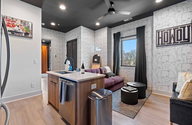 Kay's Retreat - Brand New, Walk to Restaurants