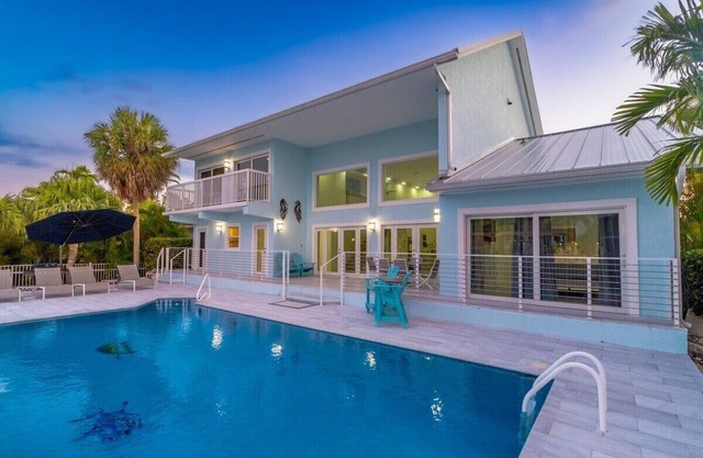KCB~Aqua Vista~ Luxury Waterfront w Pool & Dock!