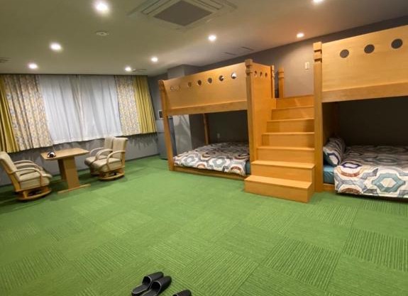 kdy ｽﾃｲﾊｳｽ 2段ベットの広い客室みんな一緒に泊まれる