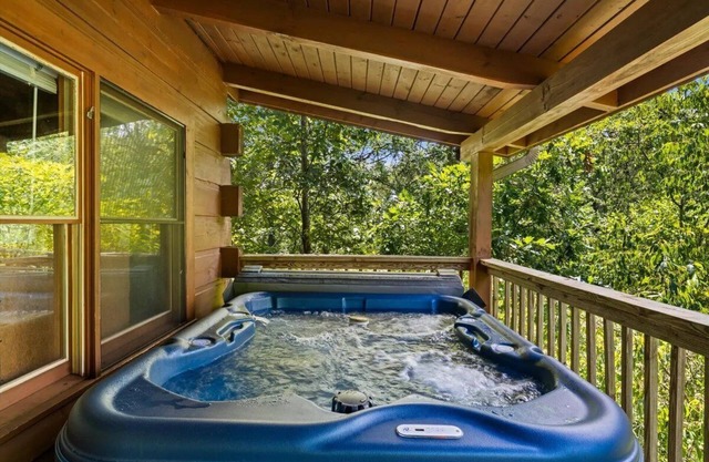 Keaton's Cozy Cabin: Hot Tub, Wifi, Resort Pool, Wooded View