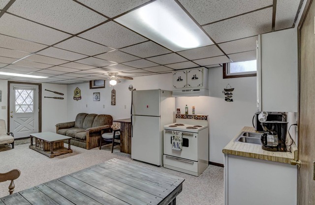 Keepin it Reel Lakefront Home: dock, raft; supper clubs/bars in walking distance