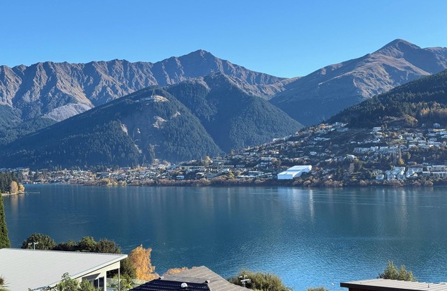 KELVIN HEIGHTS, QUEENSTOWN - lake views, sunny