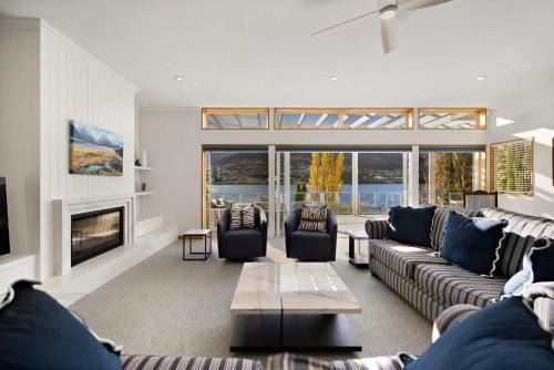 Kelvin Heights Retreat Lake Views BBQ Fireplace