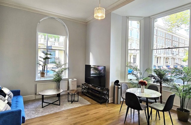 Kensington 2Bed Stucco High Ceilings @LuxuryLondonStays