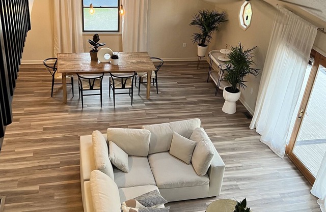Kent Island Luxary Home W/ Pool and walking distance from the beach