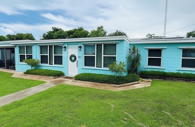 Key Largo 3 bedroom 2 bathroom home with spacious lot for boat parking