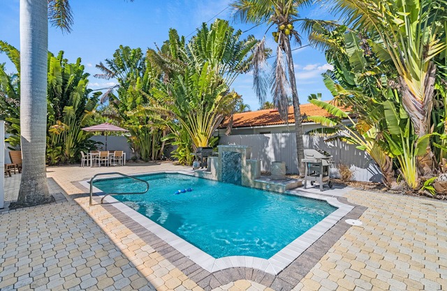 Key Life Living l Private Heated Pool & 5 Minute Walk to Crescent Beach