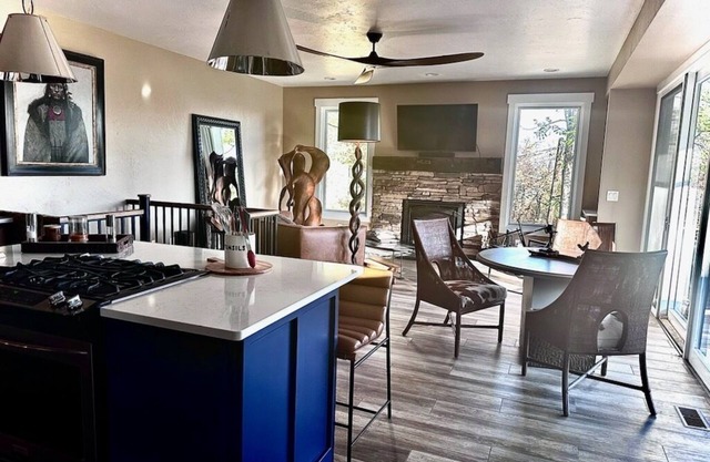 Kick back and relaxing luxury home, calm western space near the Broadmoor.