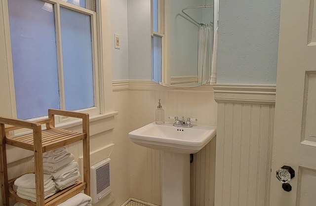 King Bed 1/1 in heart of East End Historic District