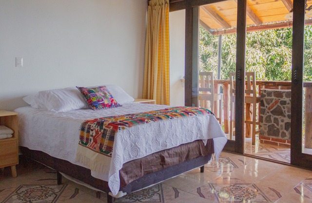King Bed 3 Bedroom Villa w/ Lake View