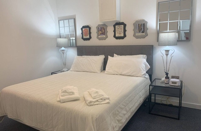 King bed and 4 twins in a 3 BR 2.5 bath Sleeps 6-8 Heart of Downtown Raleigh