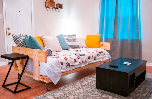 King Bed Close to FQ W/ Off Street Parking
