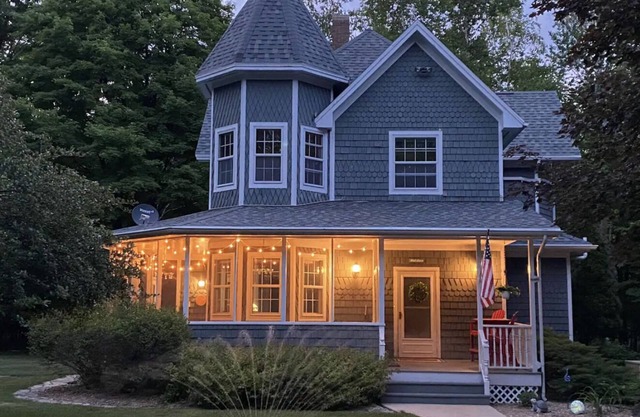 King bed, fully stocked kitchen, 2.5 acres of secluded beauty