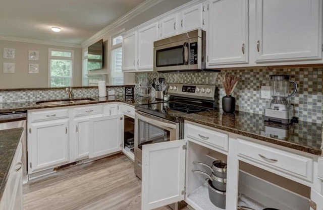 King Bed | Luxury Family Home | Near Downtown/NCSU