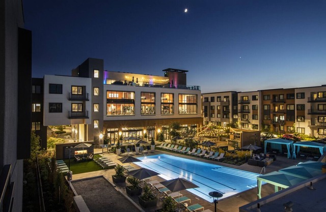 KING BED - Luxury FULLY FURNISHED Condo - 24/7 Gym Pool Jacuzzi in Menlo Park n