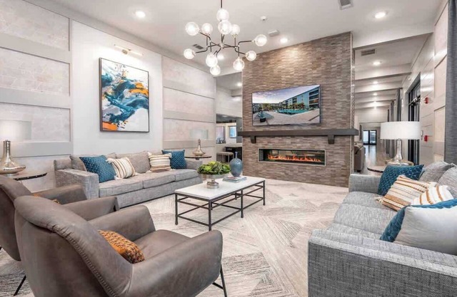 King Bed, Pet-Friendly, 15 Min to Disney & More!