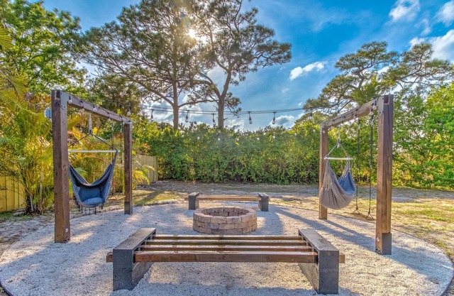 King Bed Private Oasis Bungalow Downtown Ft Pierce
