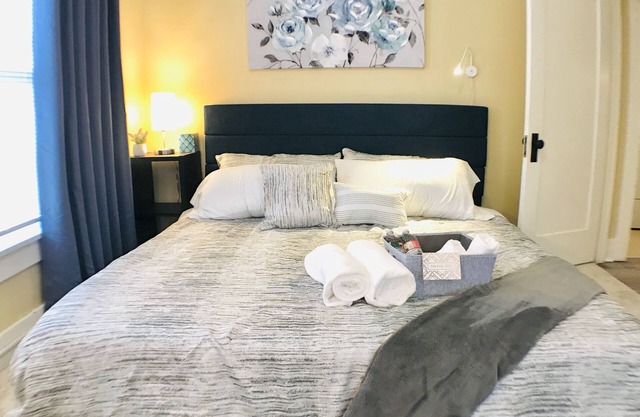 King Bed/Sleeps 4/Furnished Private APT/In-Unit Washer Dryer/Smart HDTV