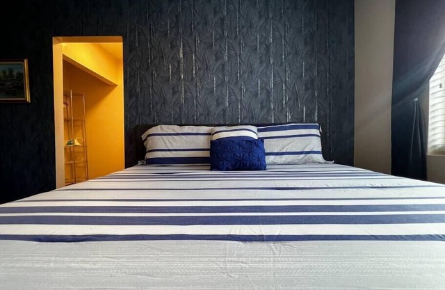 King Bed studio Near Wynwood