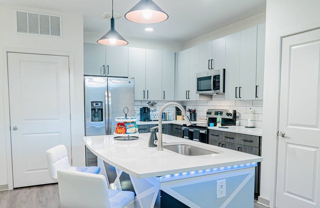 King Bed Suite w/ Pool 7+ amenities
