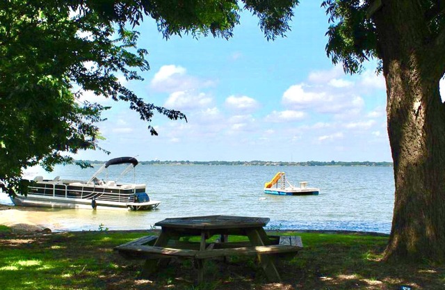 King bed waterfront access w/Pool