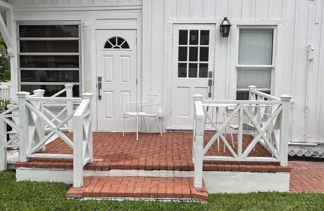 King Bedrooms, Two Blocks to Gulf, Shopping, and Dining in Old Naplesn