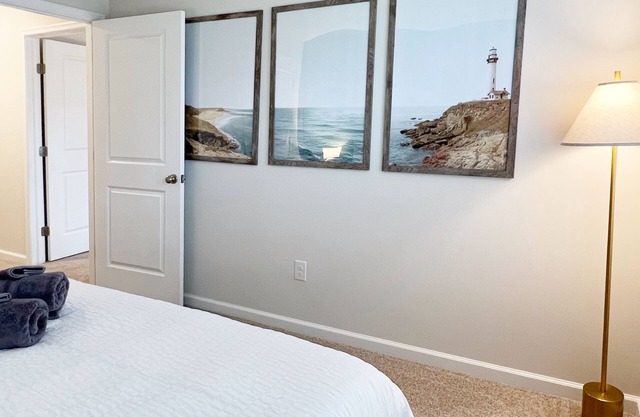King Beds, Family Dining Table, Fenced Yard, Driveway Parking, Near all Beaches
