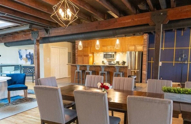 KING Penthouse Sleep8 4Bed 3BR 2BA Swepson Loft