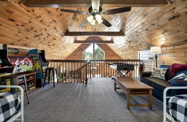 King/Qn bed cabin |Hot Tub|GSMNP|Dollywood|Arcade