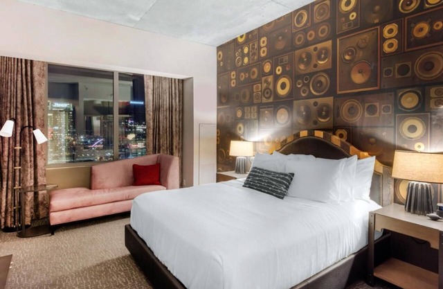 King Room at a 4⭐️ Hotel
