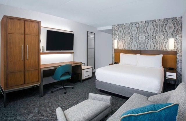 King Room Near Aventura Square MIA