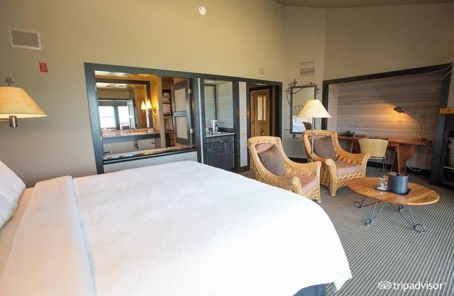 King Room Near Tesla Destination Charger WDC
