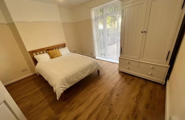 King size room in shared apartment