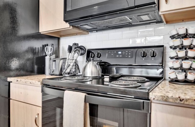 KING Suite!| 2Beds| 2TVs| Mins to Uptown Charlotte