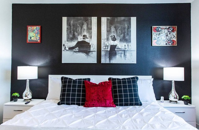 King Suite|8 Min to D/T|Walk Everywhere