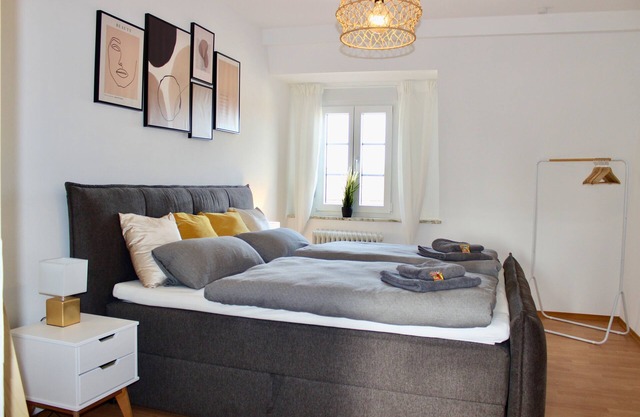 Kingsize Boxspring Bed, Kitchen, Smart TV etc.