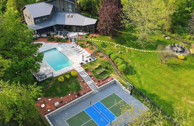 Kingston Large Modern w/ Pickleball + HotTub + Pool
