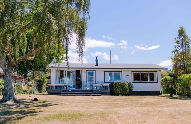 Kinloch Lake Front View bach