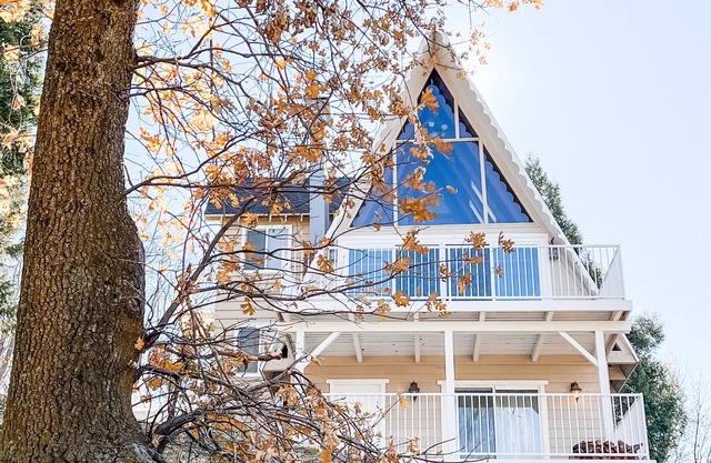 Kinship Cabin, Modern Cozy A-Frame with beautiful Lake Views.