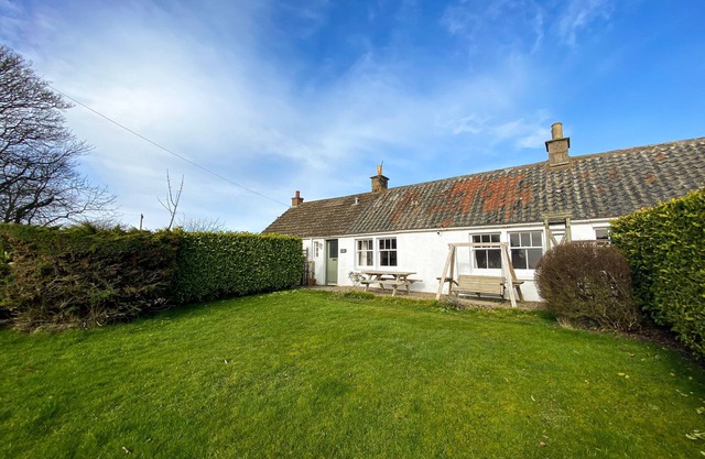 Kirkmay Cottage - a cottage that sleeps 4 guests in 2 bedrooms