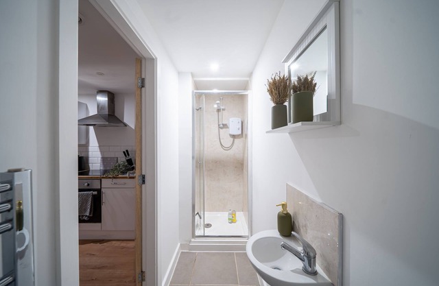 Kirkstall 2 bedroom Apt Close to Shopping Centre