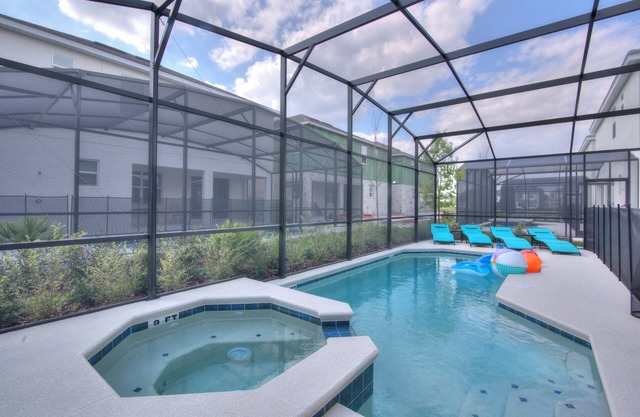 Kissimmee Luxury 12 BD Villa wt heated Pool, games, BBQ Grill, close to Disney