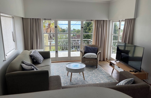 Kiwi Bach, sea views, near the beach. Fully fenced.